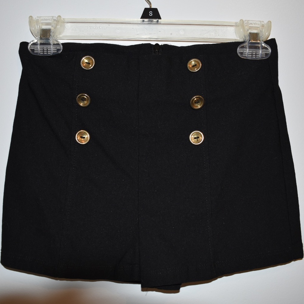 Stretchy shorts with gold buttons